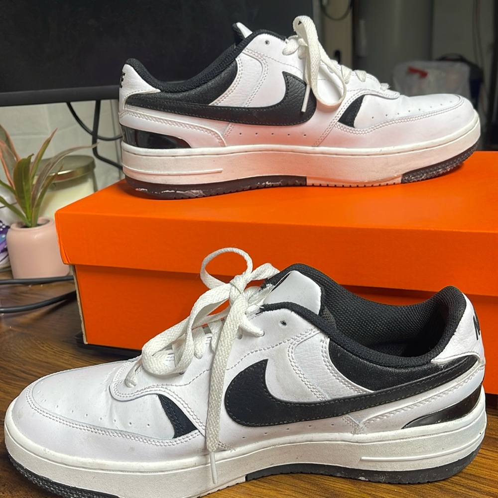 Nike Black and white low top Gamma Force